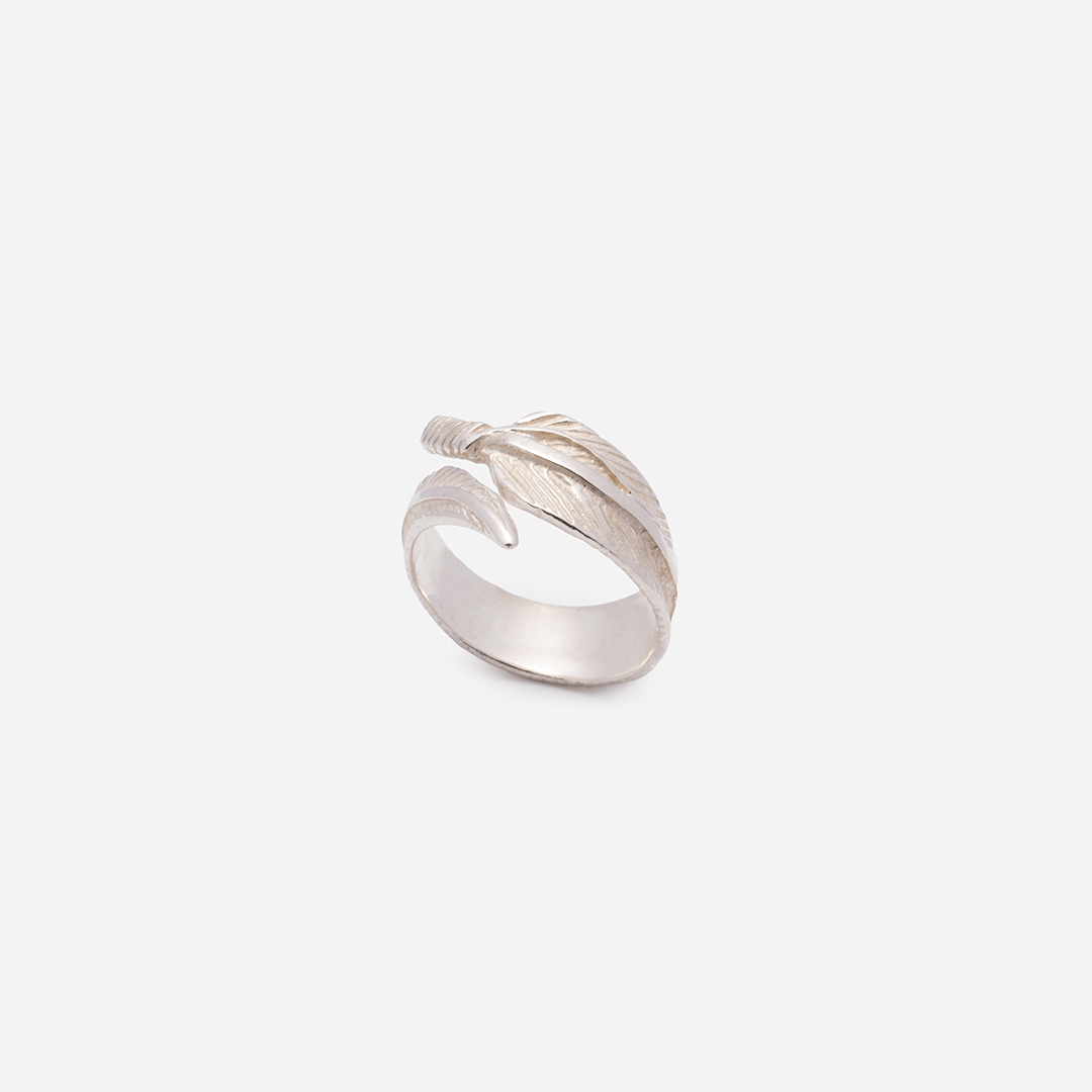 anelli-donna-into-the-wood-argento-bianco-piuma-trequarti
