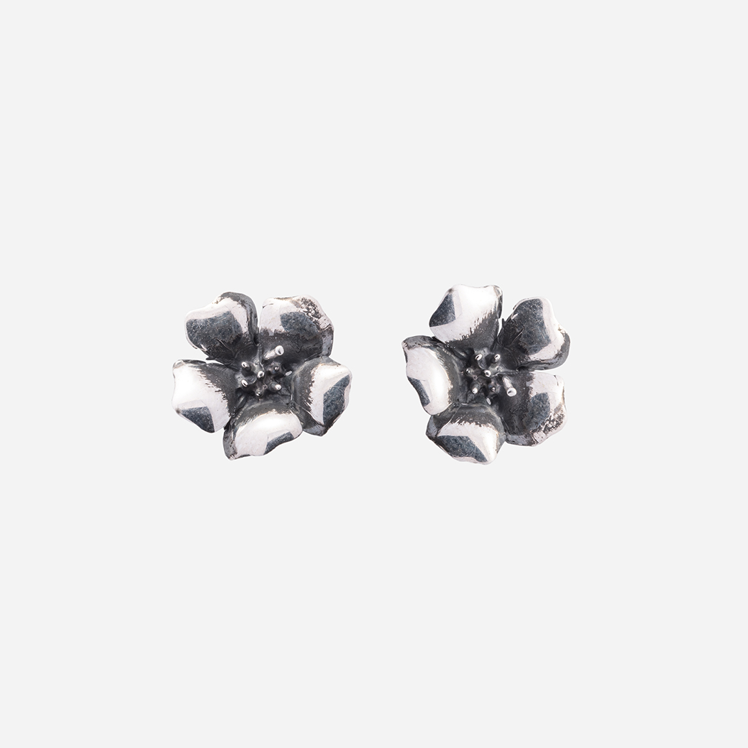 orecchini-donna-flowerize-argento-bianco-flower-trequarti