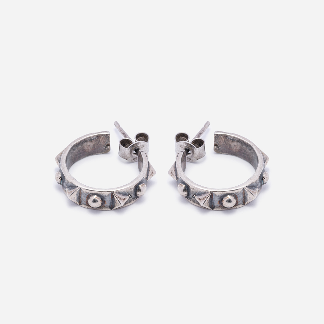 orecchini-donna-massive-argento-bianco-spike-piccoli-trequarti