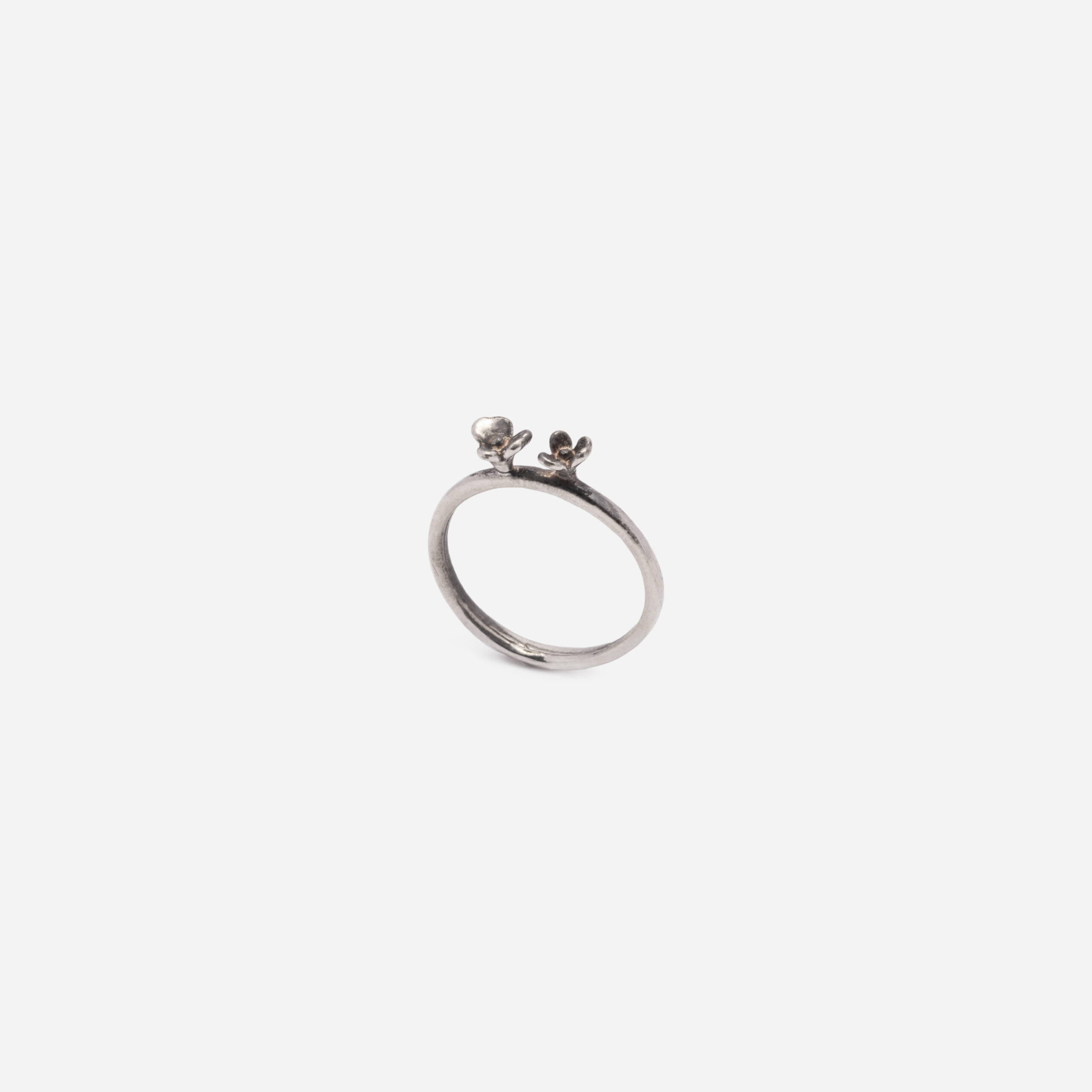 anelli-donna-flowerize-argento-bianco-mini-flowers-trequarti Anello da donna in argento bianco "Mini Flowers"