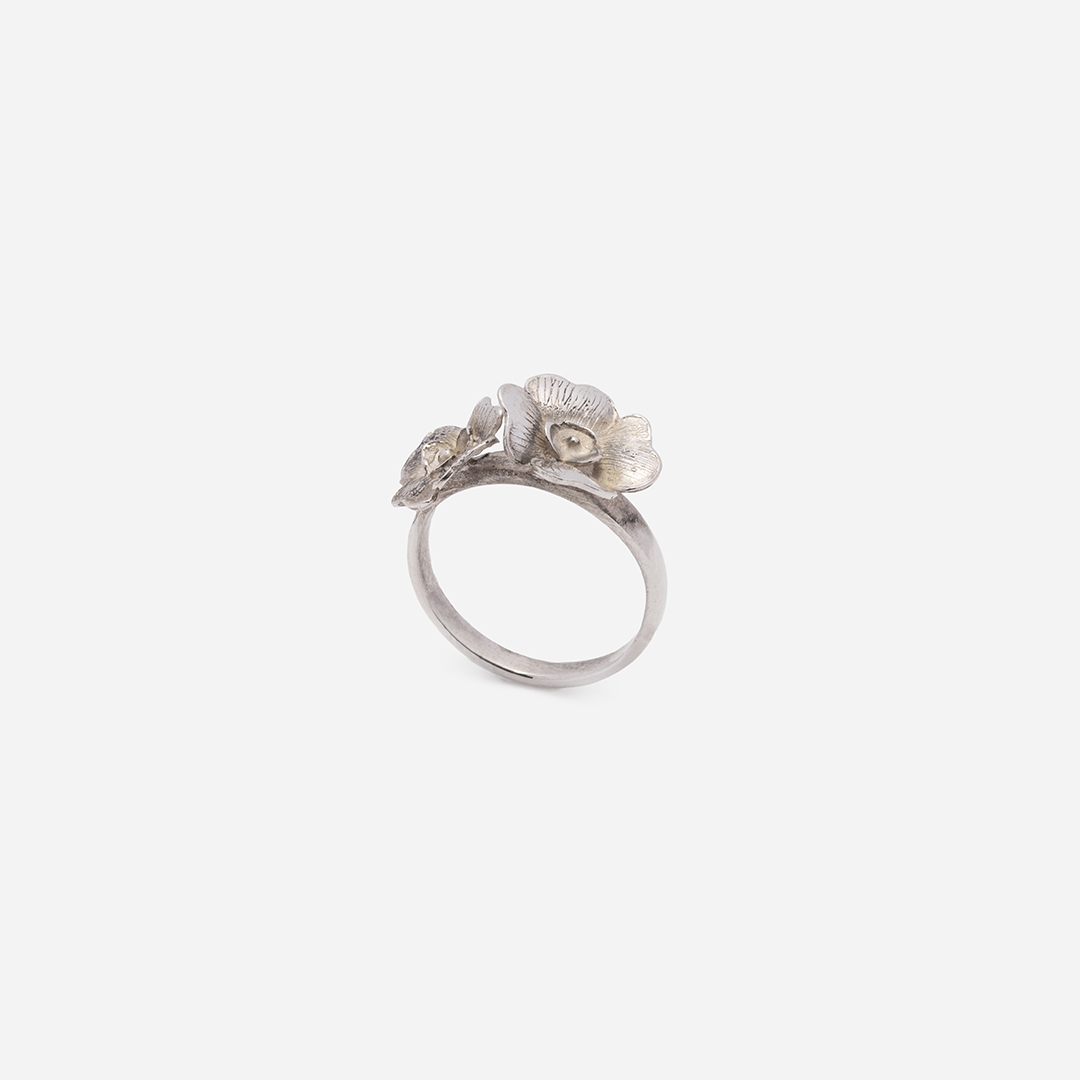 anelli-donna-flowerize-argento-bianco-two-flowers-trequarti Anello da donna in argento bianco "Two Flowers"