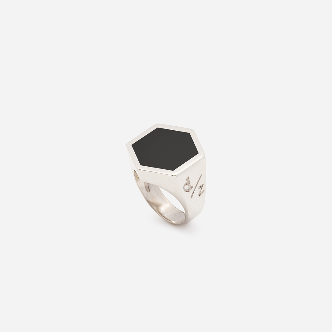 20210622-anelli-unisex-argento-bianco-chevalier-hexagon-sign-mini-smaltato-trequarti