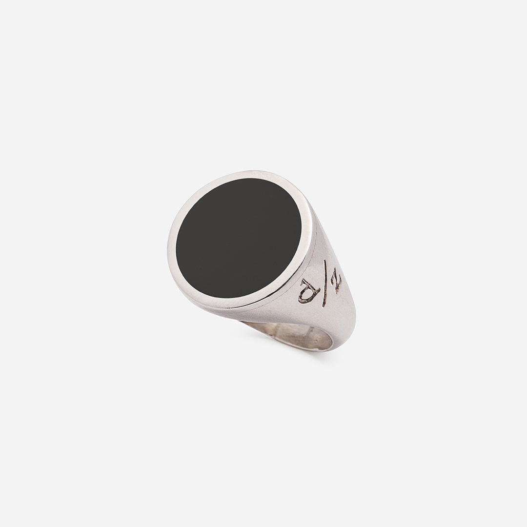 20210622-anelli-unisex-argento-bianco-chevalier-round-sign-smaltato-trequarti