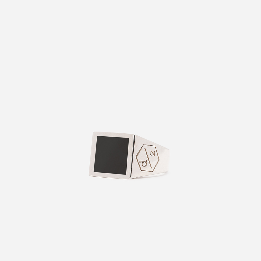 20210622-anelli-unisex-argento-bianco-chevalier-square-sign-smaltato-fronte