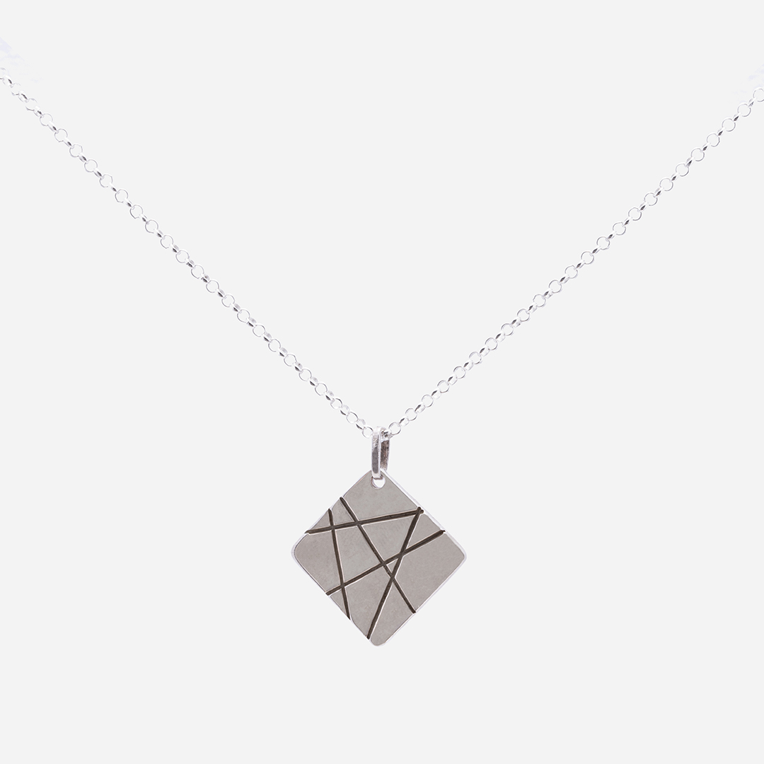 20211123-charm-argento-bianco-fractals-frammenti-quadrato-fronte