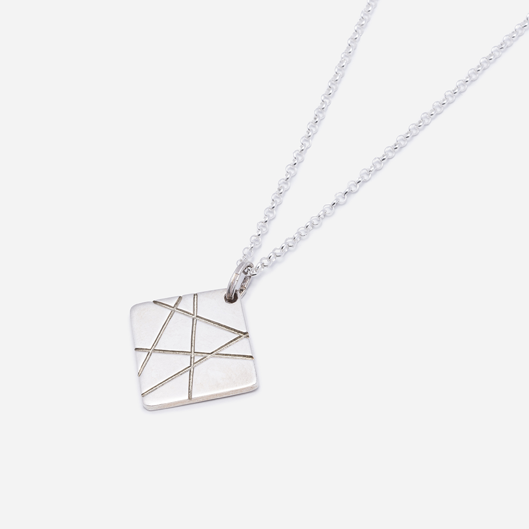 20211123-charm-argento-bianco-fractals-frammenti-quadrato-trequarti