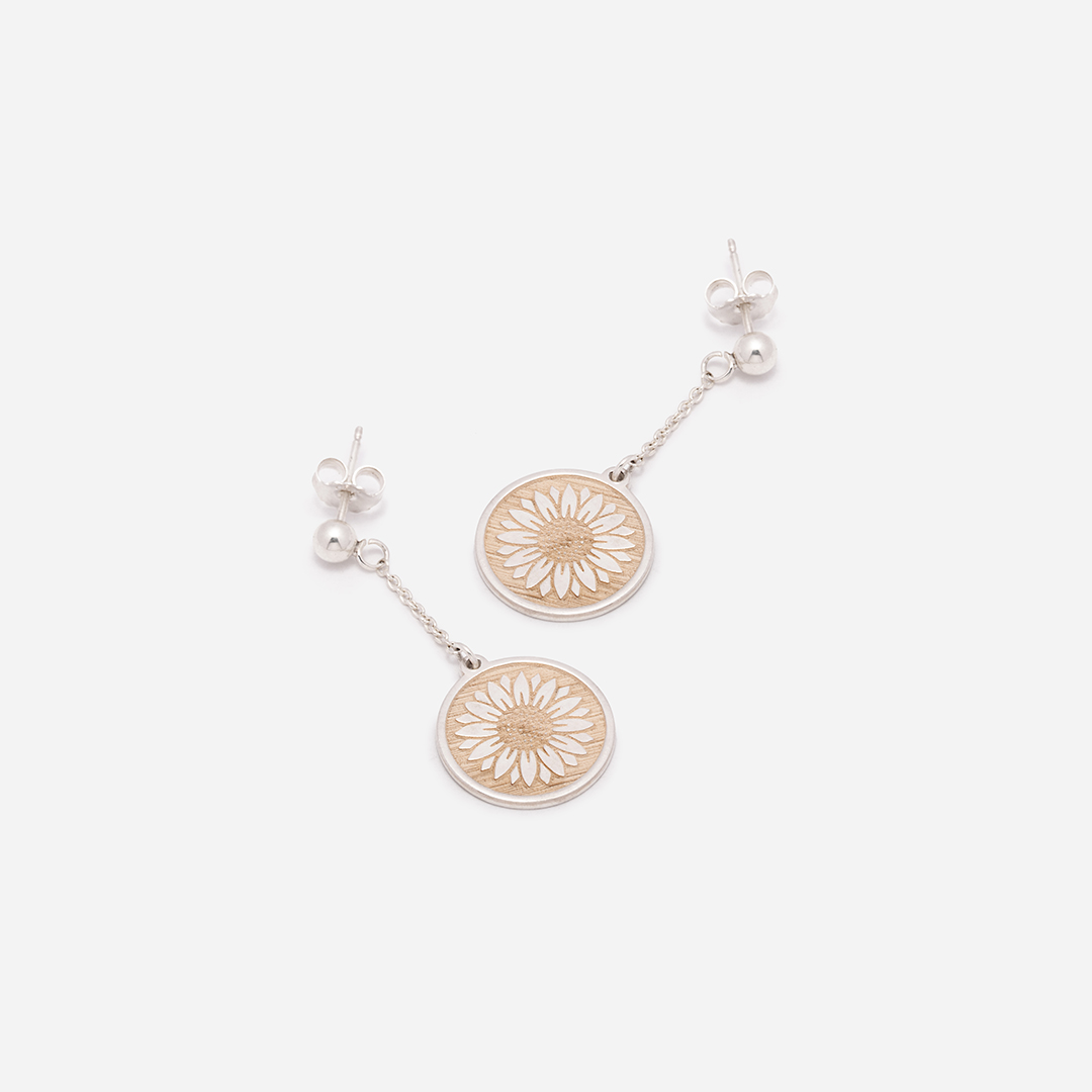 20231024-argento-bianco-bianco-orecchini-pendenti-margherite-tre-quarti